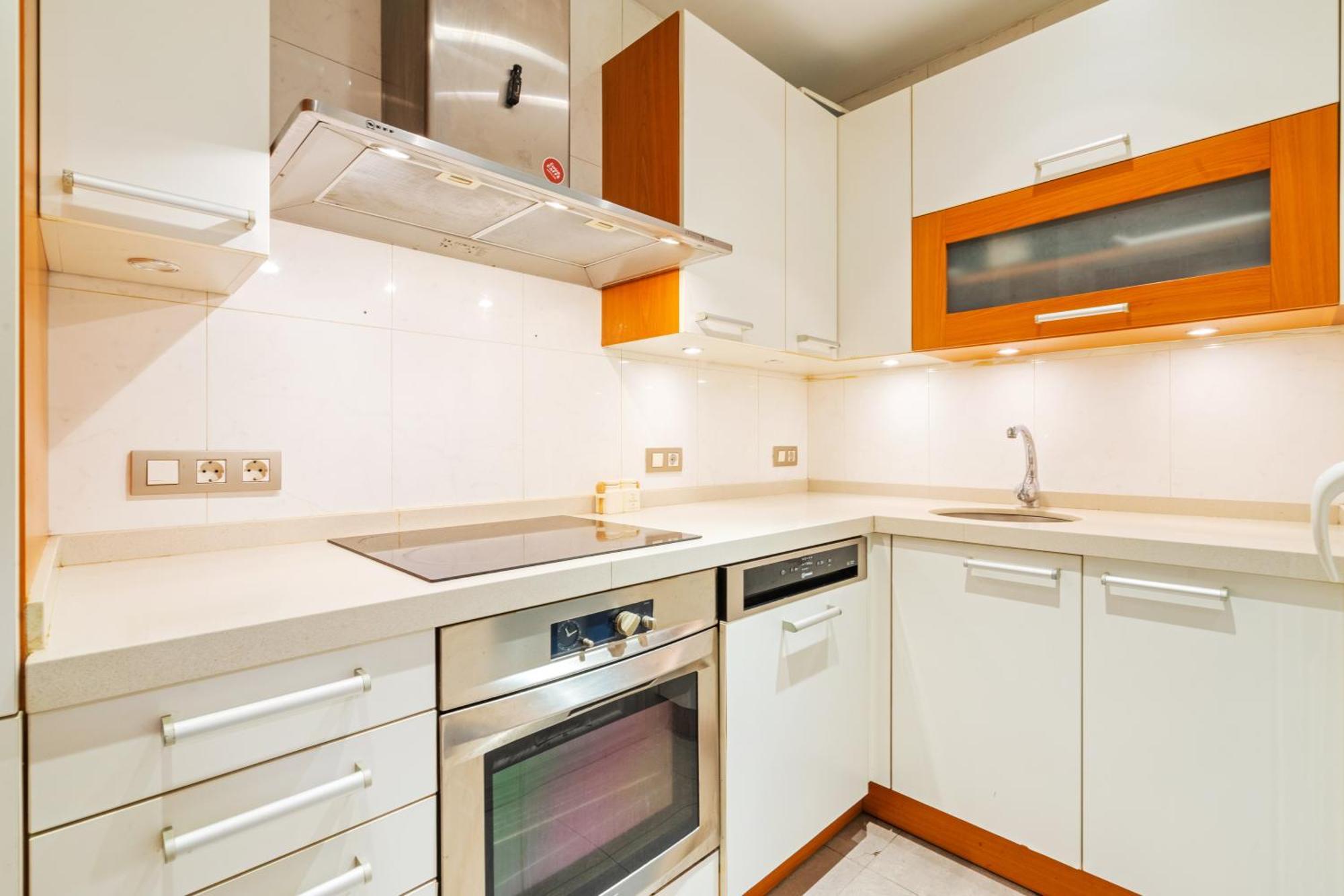 Quiet, Vibrant 2 Bedroom In Pedestrian Eixample Appartement *