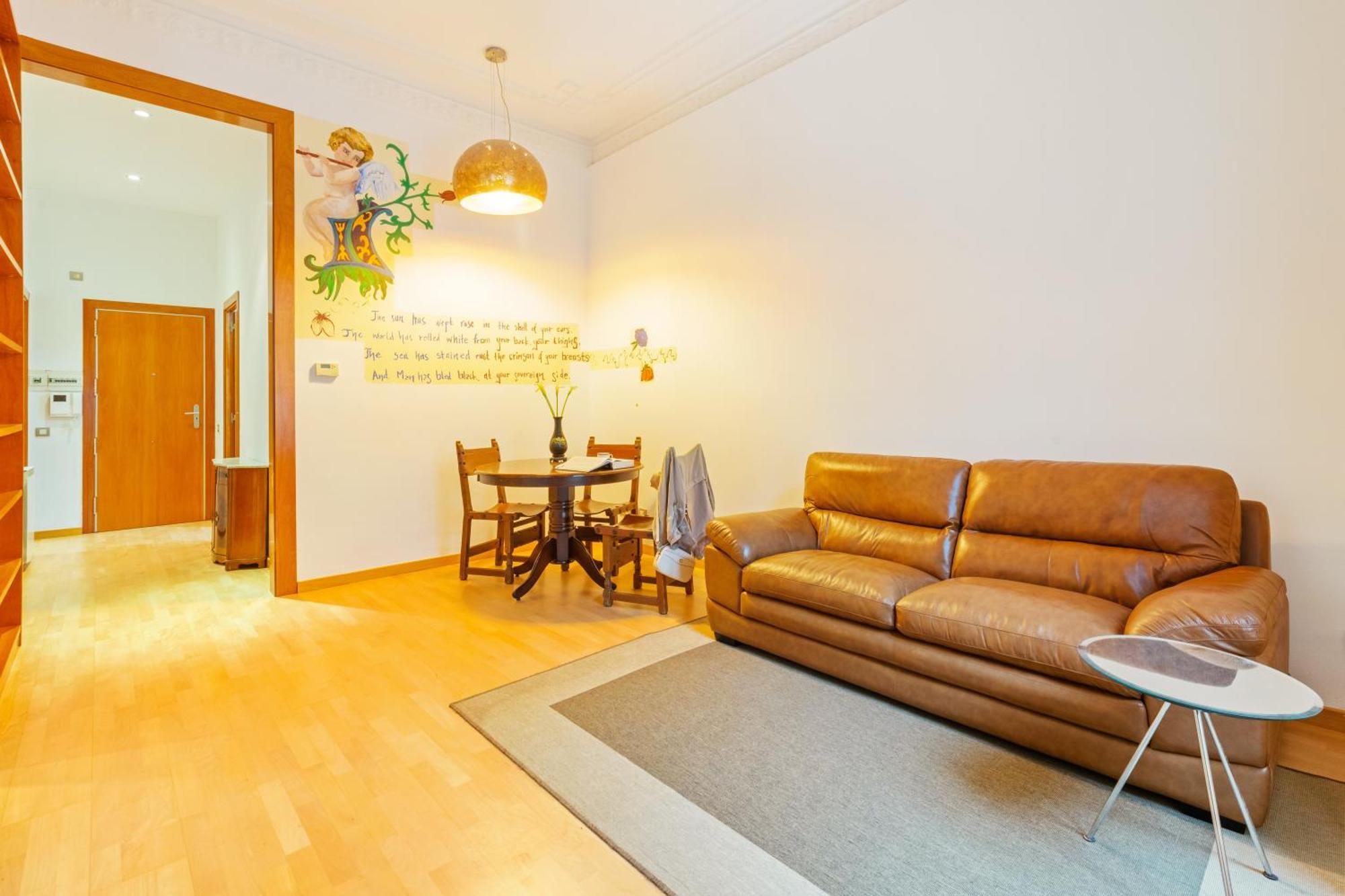 Quiet, Vibrant 2 Bedroom In Pedestrian Eixample Appartement *
