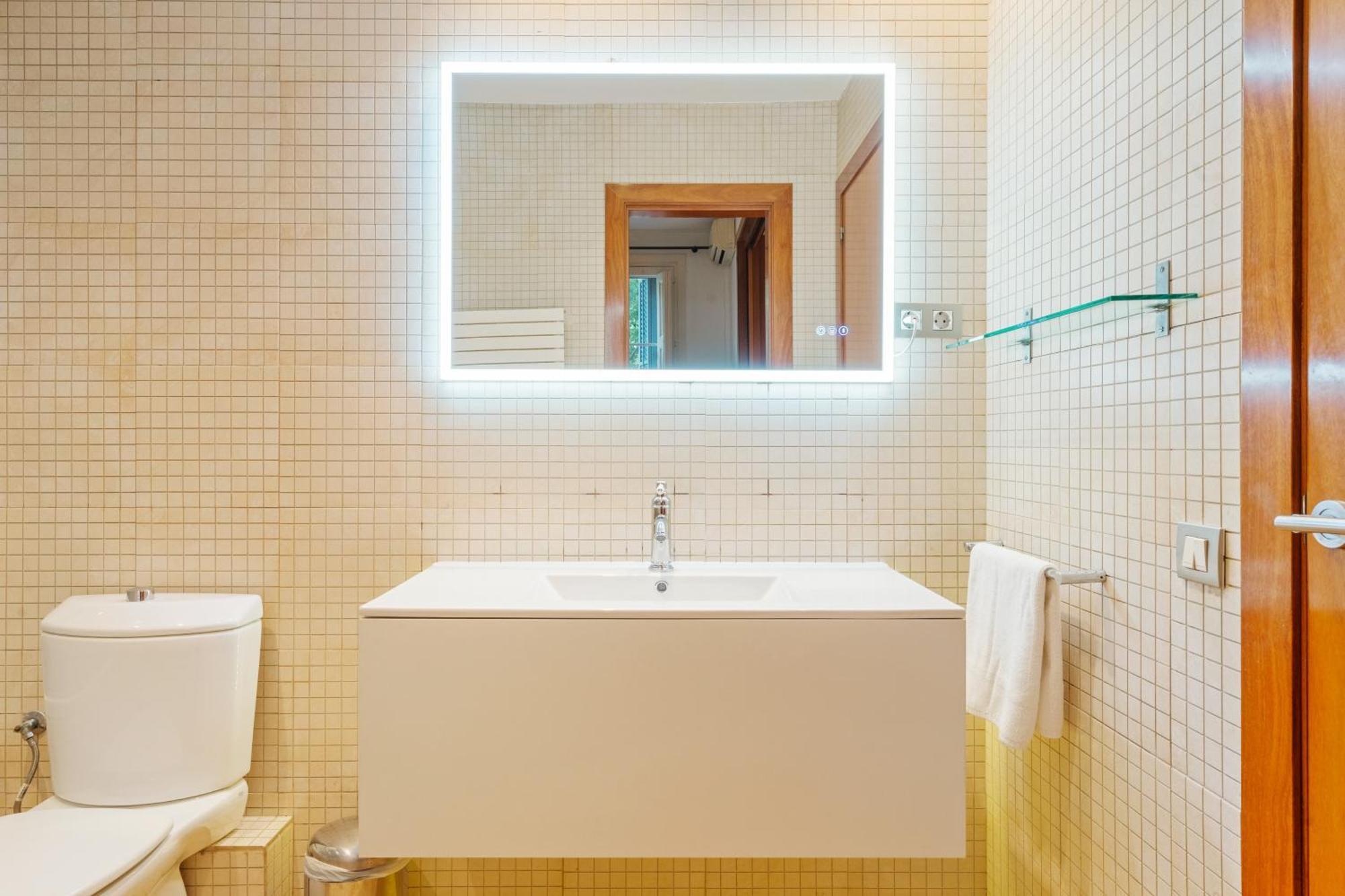 Quiet, Vibrant 2 Bedroom In Pedestrian Eixample Appartement *
